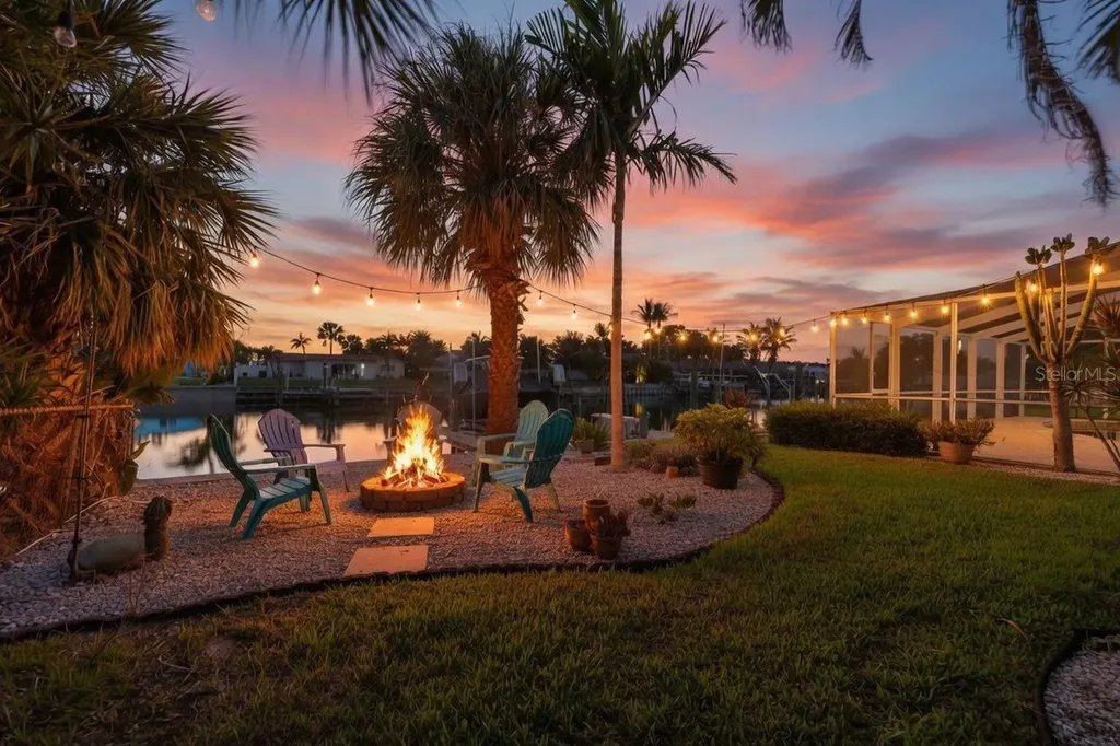 4461 38th Way S St Petersburg FL 33711