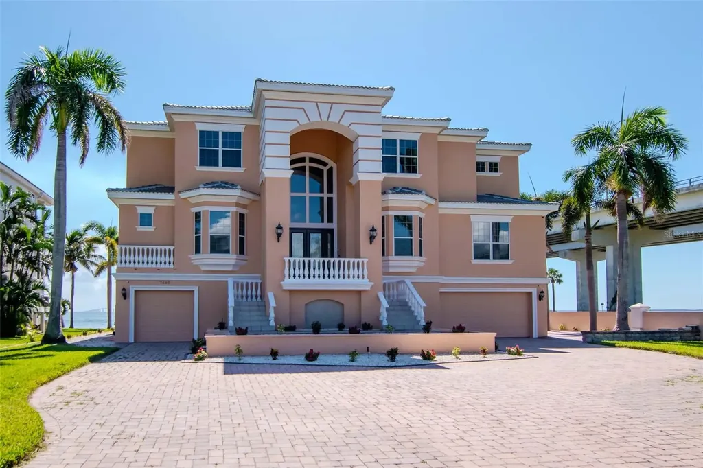 7680 Paradise Pointe Circle S St Petersburg FL 33711
