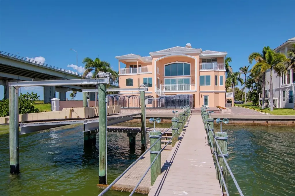 7680 Paradise Pointe Circle S St Petersburg FL 33711
