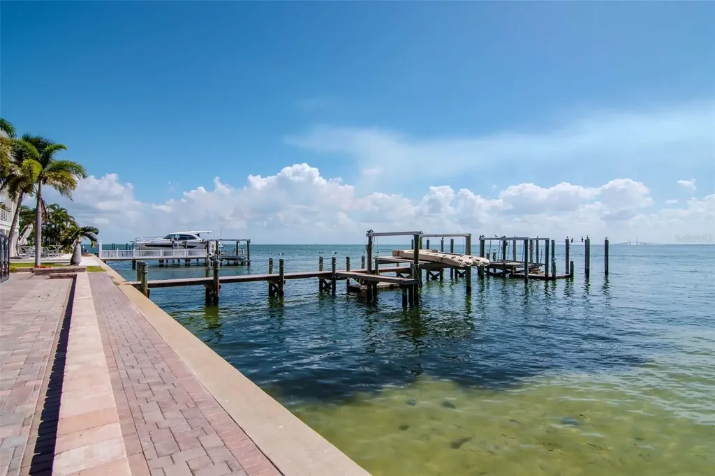 7680 Paradise Pointe Circle S St Petersburg FL 33711
