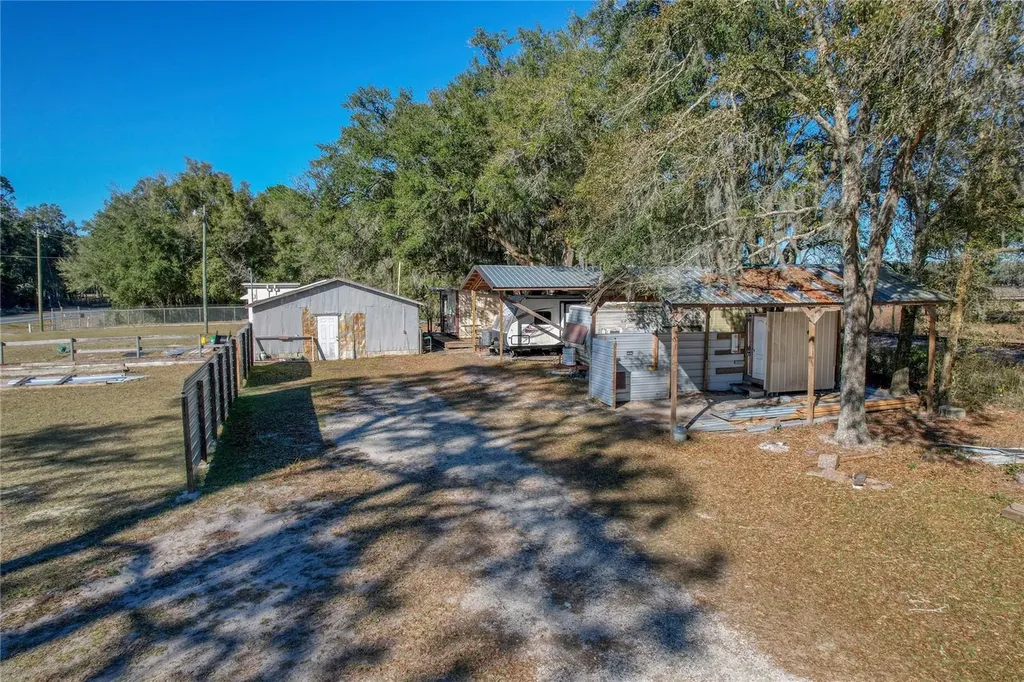 2451 SE Highway 41 Morriston FL 32668