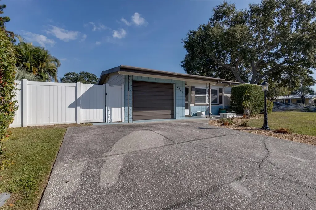 6301 Gem Lane Seminole FL 33772