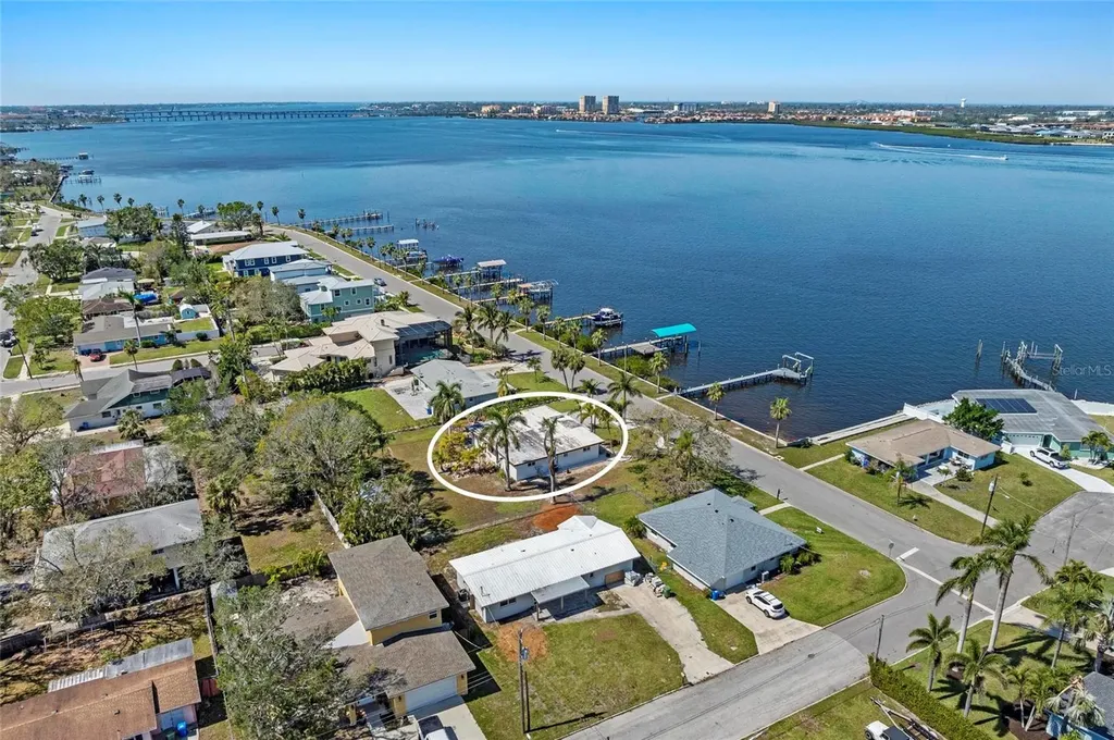 2014 Riverside Drive E Bradenton FL 34208