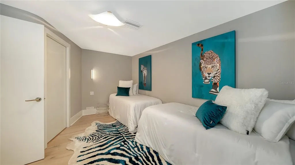 800 N Tamiami Trail Sarasota FL 34236