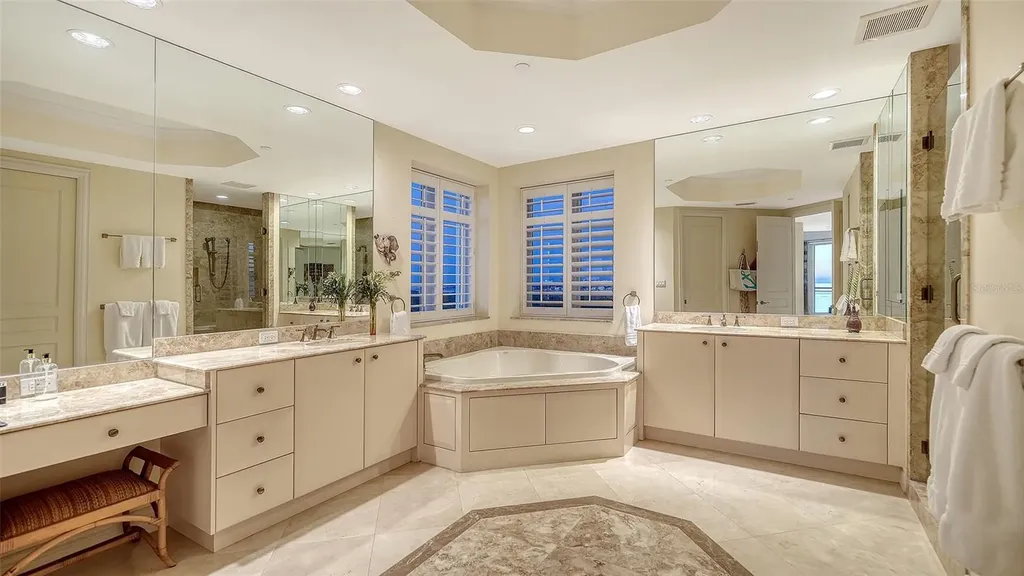 2052 Benjamin Franklin Drive Sarasota FL 34236