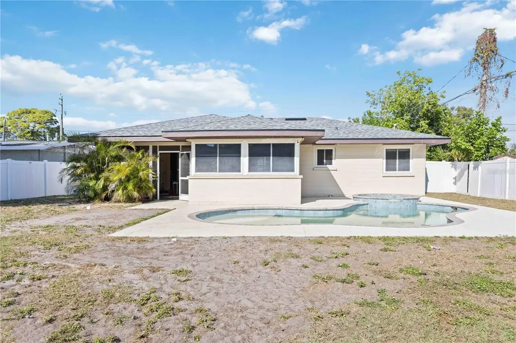 2811 17th Avenue W Bradenton FL 34205