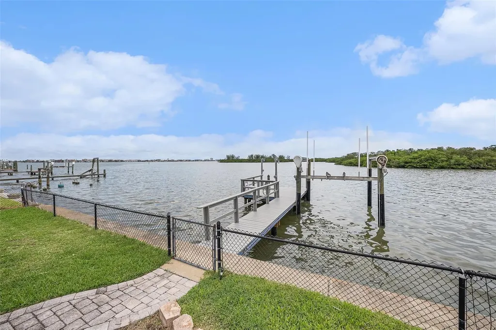 5694 Oakhurst Drive Seminole FL 33772