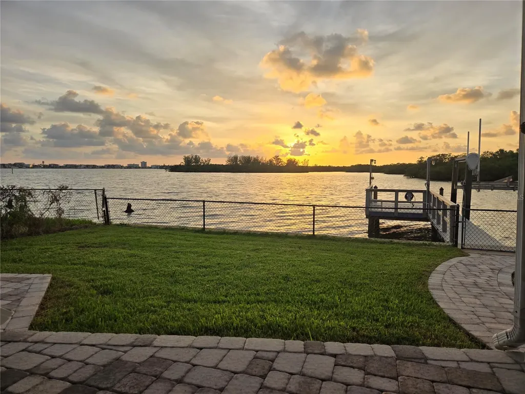 5694 Oakhurst Drive Seminole FL 33772