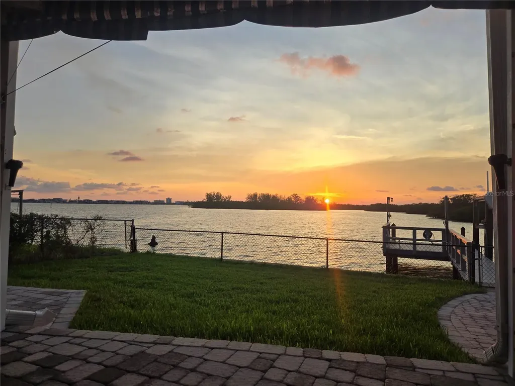 5694 Oakhurst Drive Seminole FL 33772