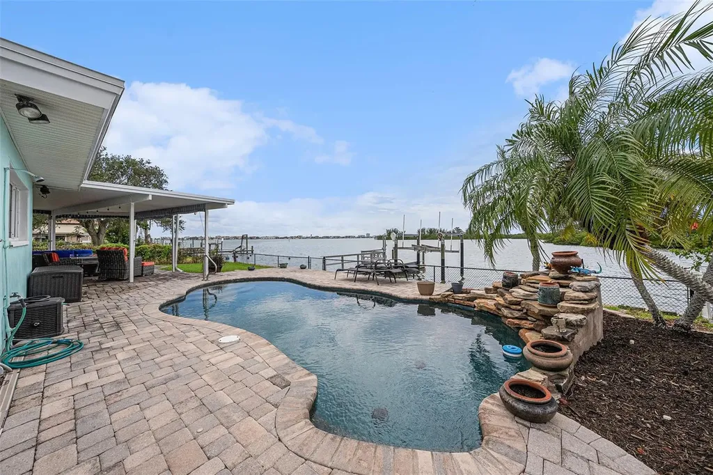 5694 Oakhurst Drive Seminole FL 33772