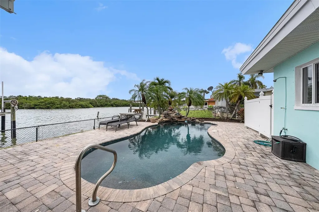 5694 Oakhurst Drive Seminole FL 33772