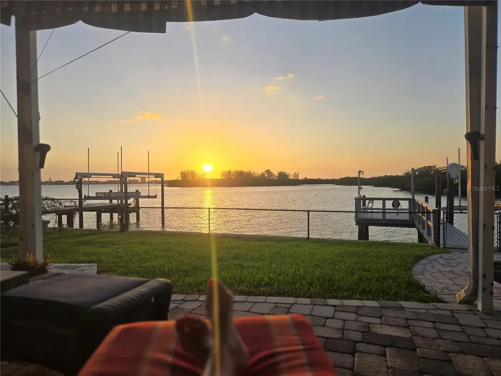 5694 Oakhurst Drive Seminole FL 33772