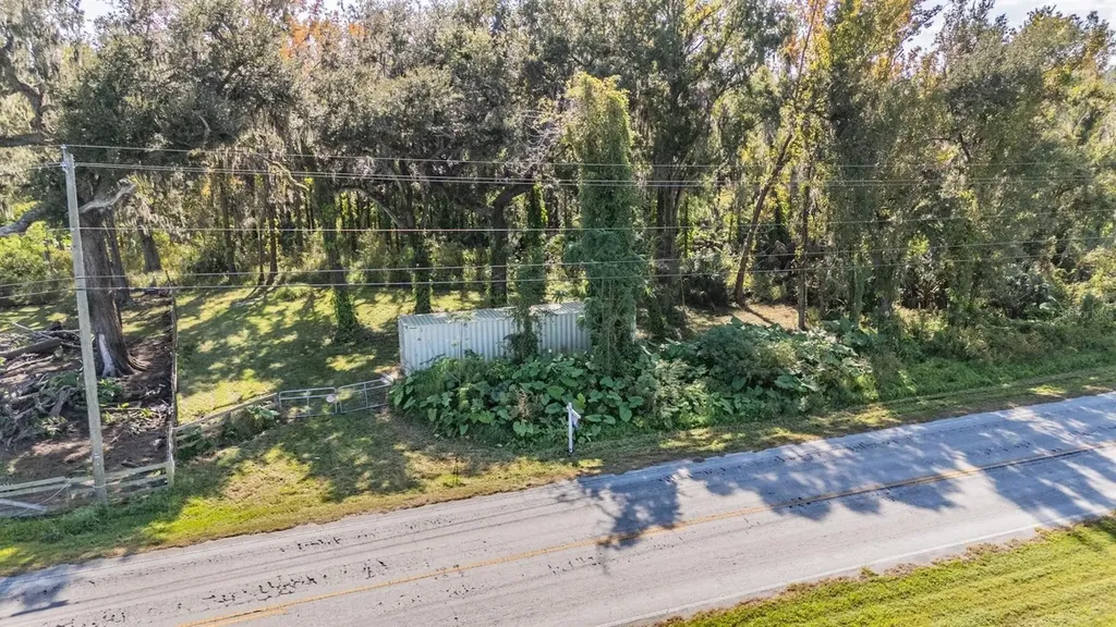 18113 672 Highway Lithia FL 33547
