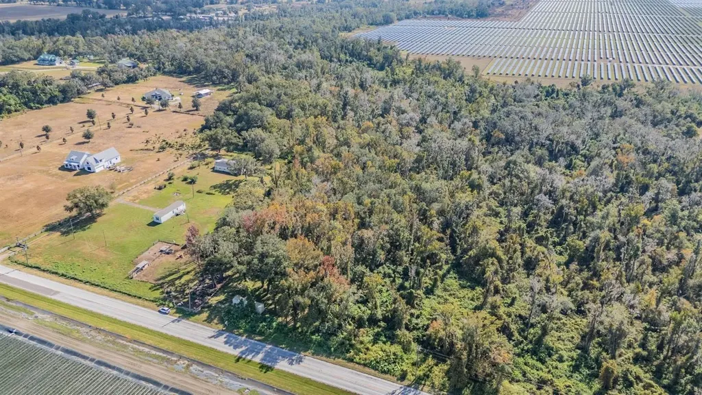 18113 672 Highway Lithia FL 33547