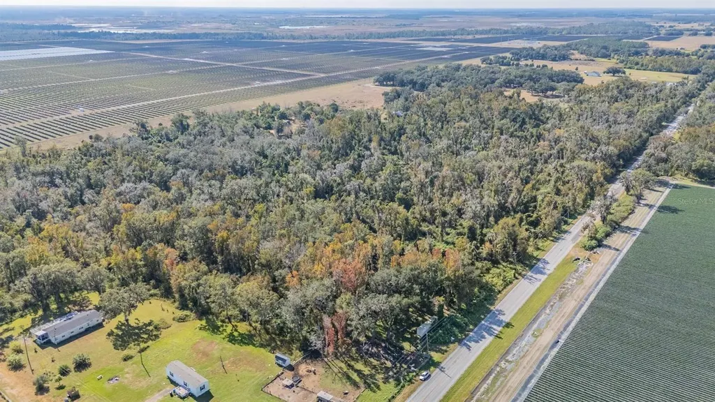 18113 672 Highway Lithia FL 33547