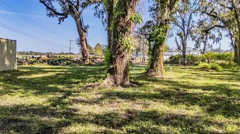 18113 672 Highway Lithia FL 33547