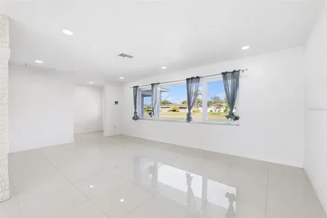 6488 30th Avenue N St Petersburg FL 33710