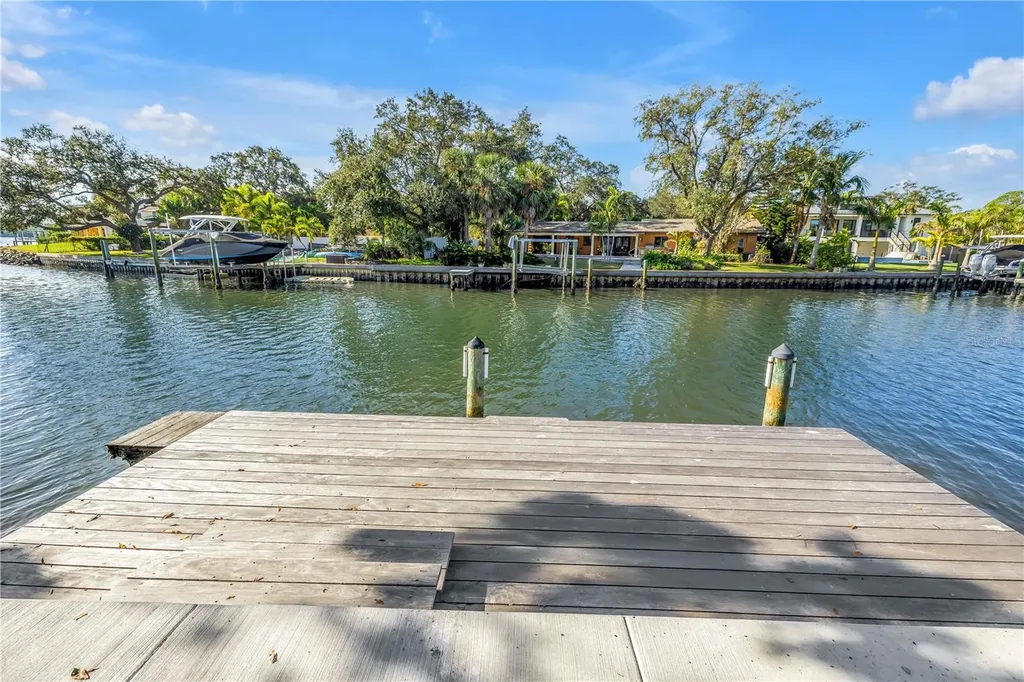 4811 Paradise Way S St Petersburg FL 33705