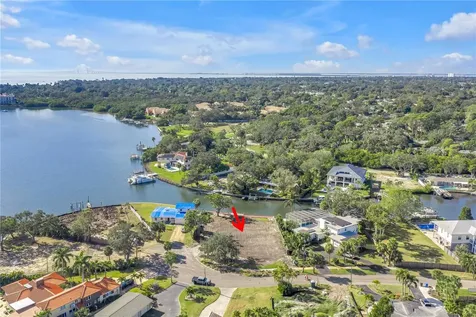 4811 Paradise Way S St Petersburg FL 33705