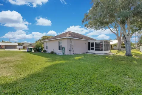 12 Delaware Avenue St Cloud FL 34769