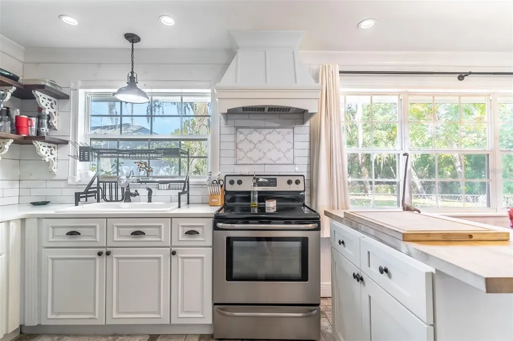 1237 W Voorhis Avenue Deland FL 32720