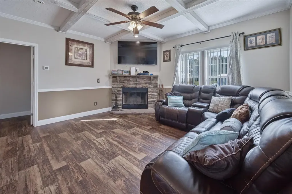 129 Perry Road Hawthorne FL 32640