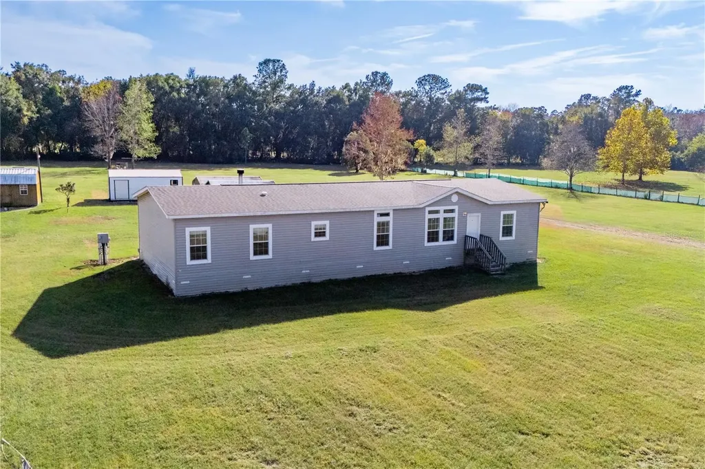 129 Perry Road Hawthorne FL 32640