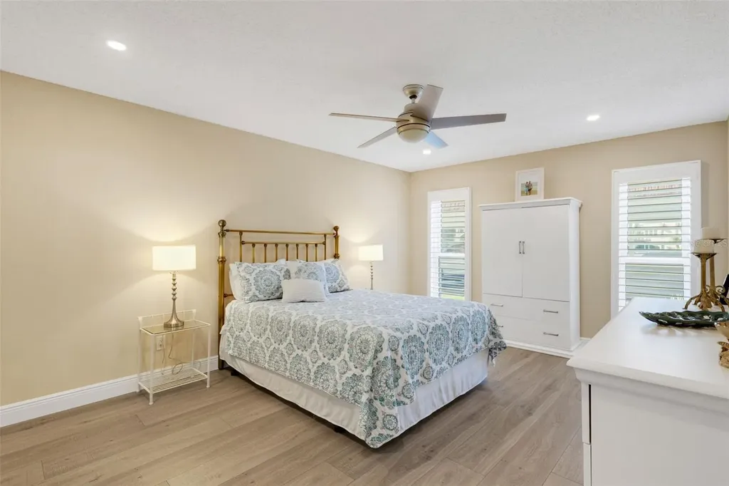 122 Buttonwood Circle Seminole FL 33777