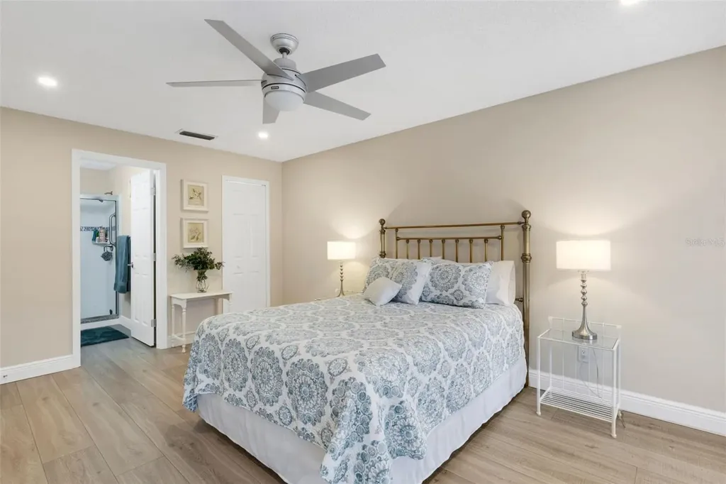 122 Buttonwood Circle Seminole FL 33777