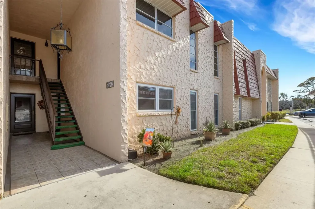 122 Buttonwood Circle Seminole FL 33777