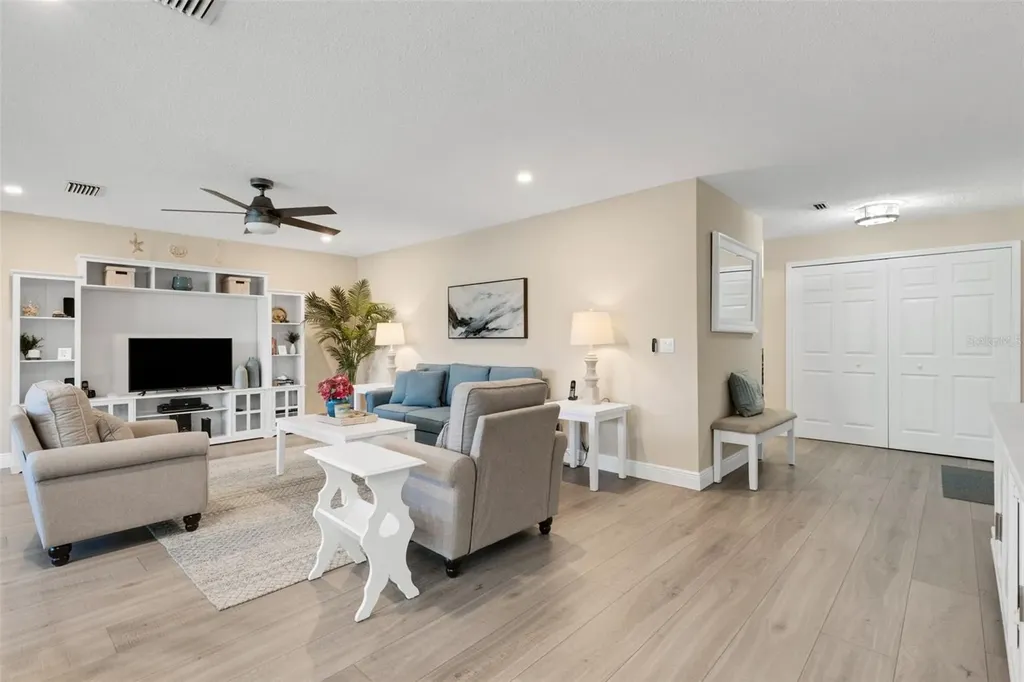 122 Buttonwood Circle Seminole FL 33777