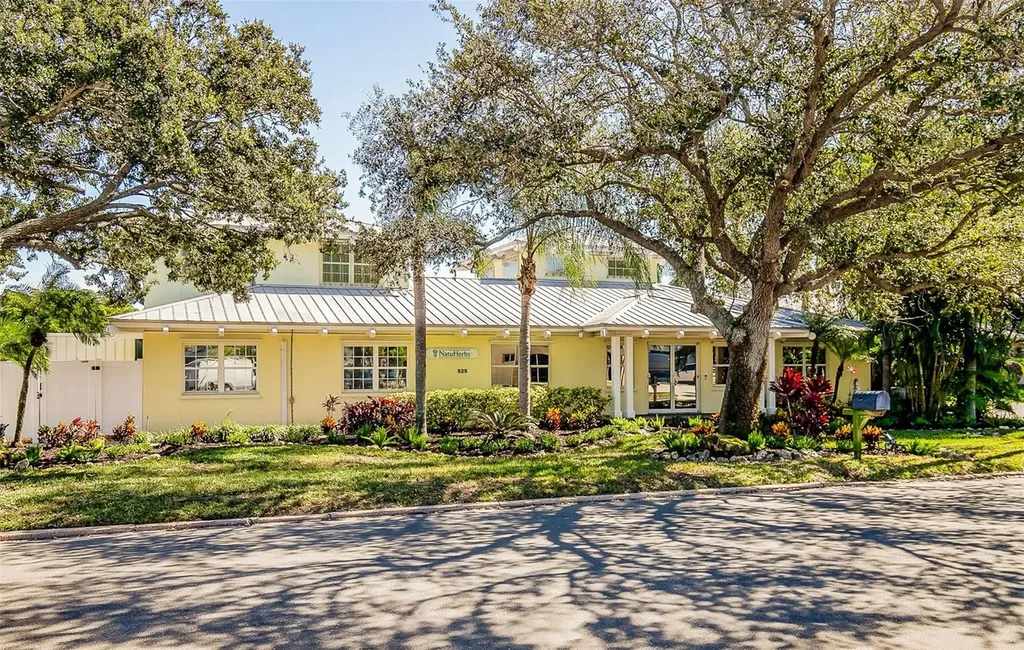 525 8th Street W Bradenton FL 34205