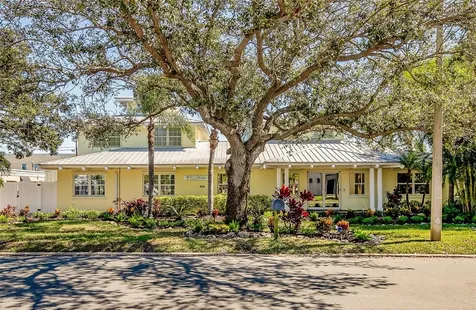 525 8th Street W Bradenton FL 34205