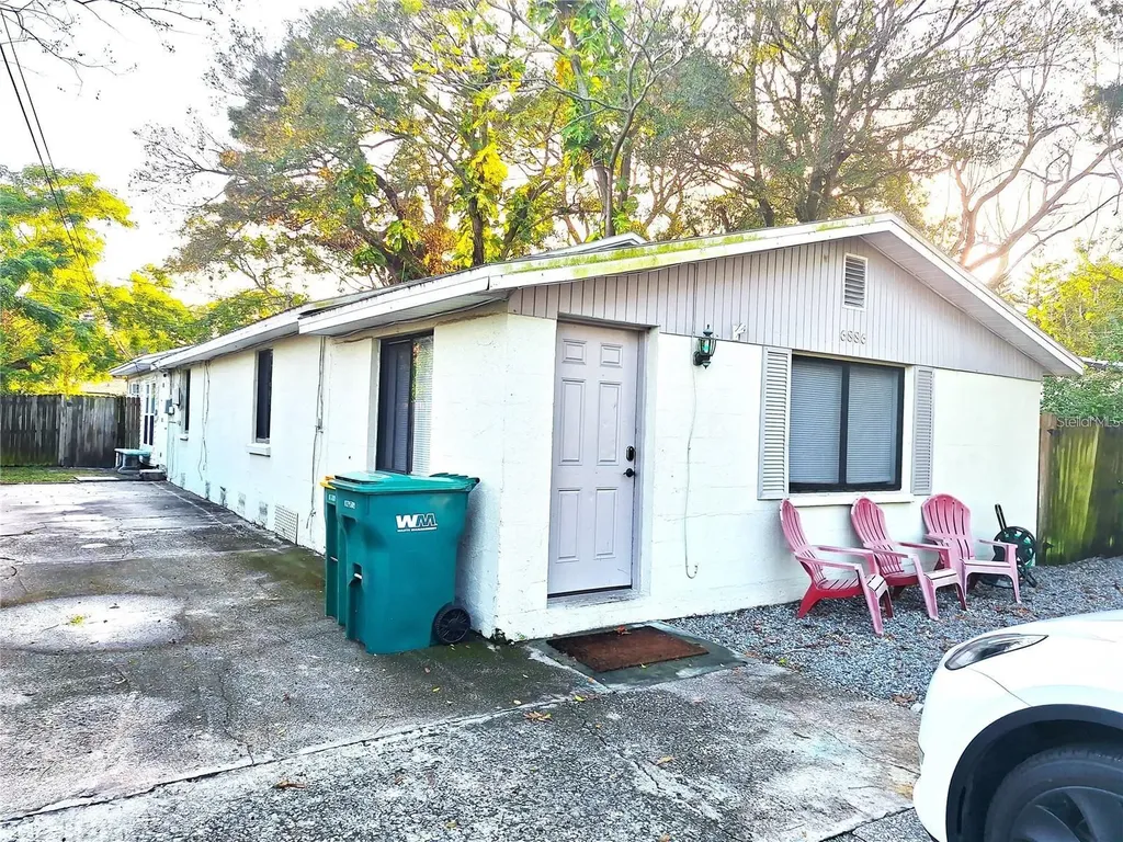 6886 49th Avenue N St Petersburg FL 33709