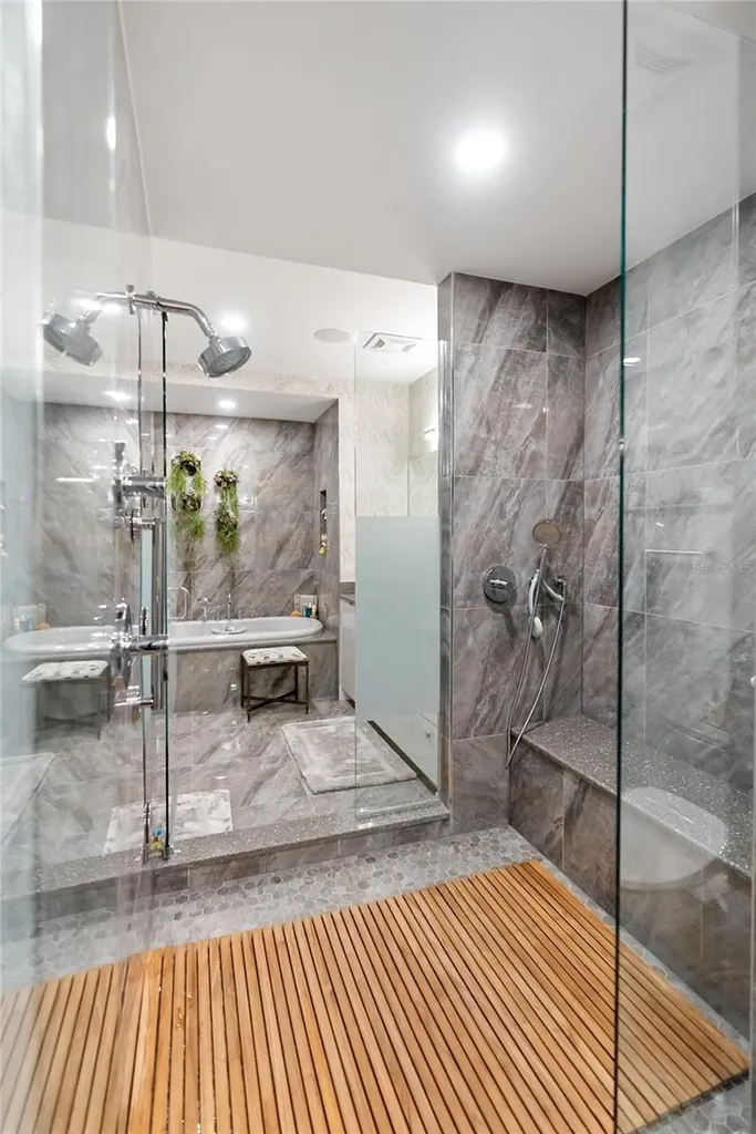 540 N Tamiami Trail Sarasota FL 34236