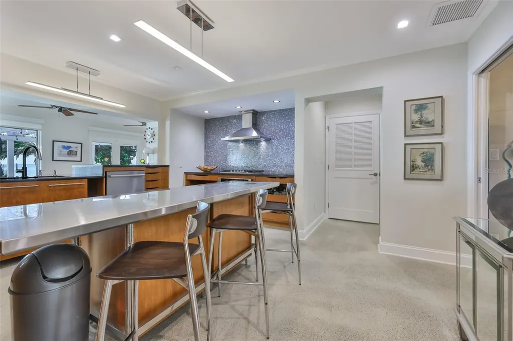 2158 Blossom Way S St Petersburg FL 33712