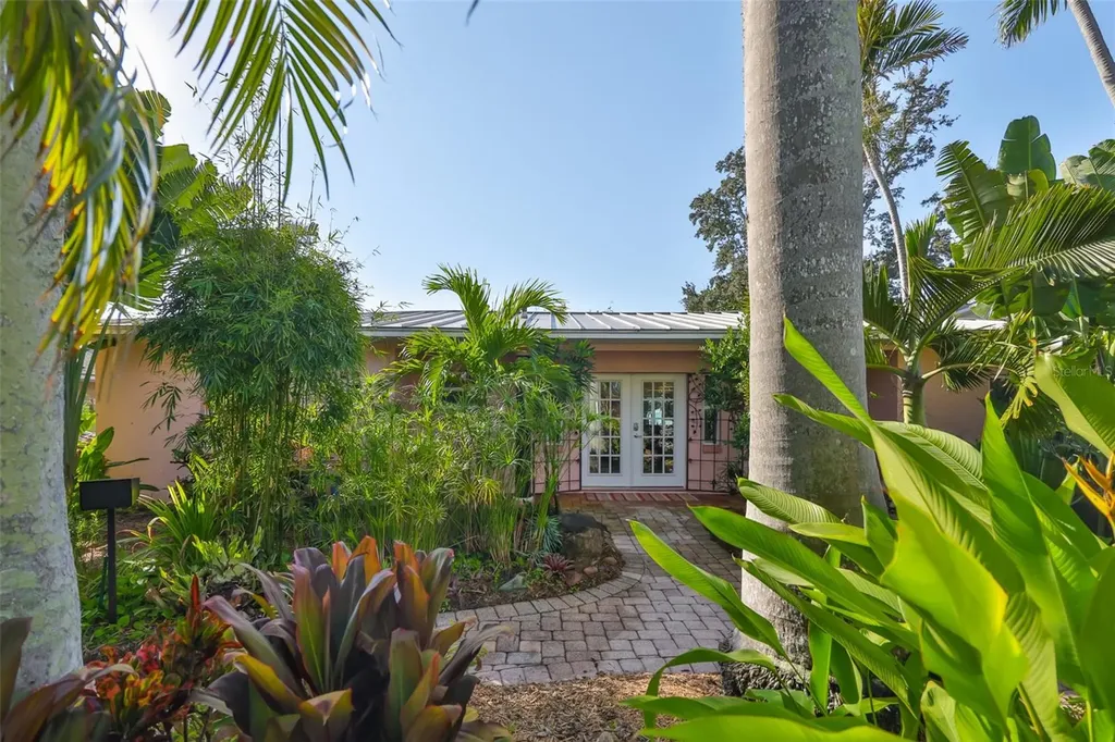 2158 Blossom Way S St Petersburg FL 33712