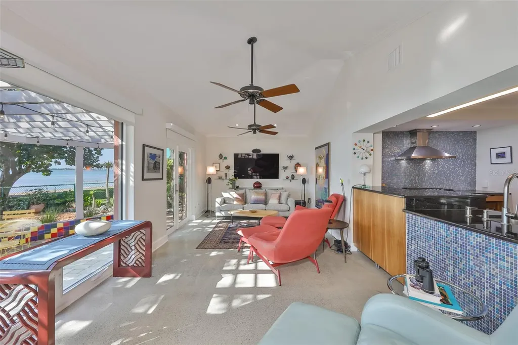 2158 Blossom Way S St Petersburg FL 33712