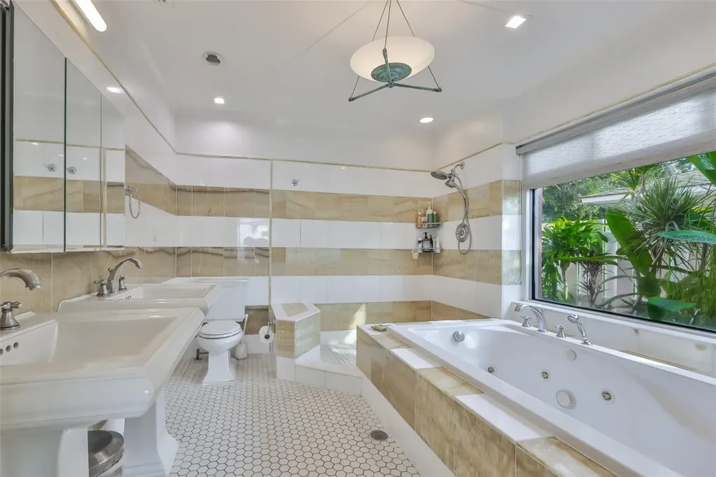 2158 Blossom Way S St Petersburg FL 33712