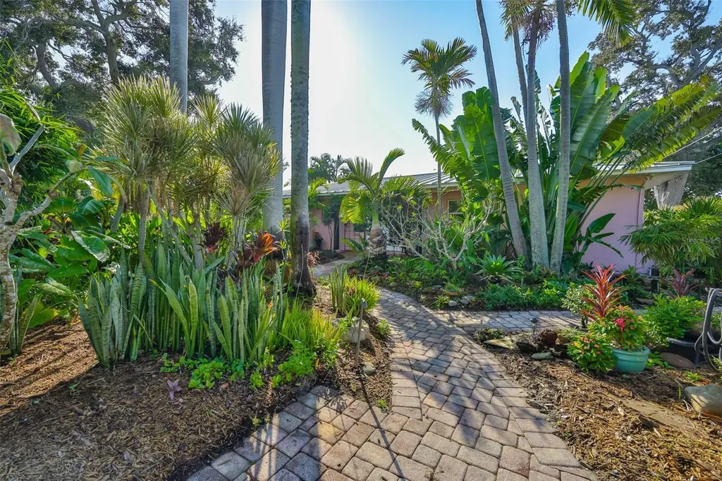 2158 Blossom Way S St Petersburg FL 33712