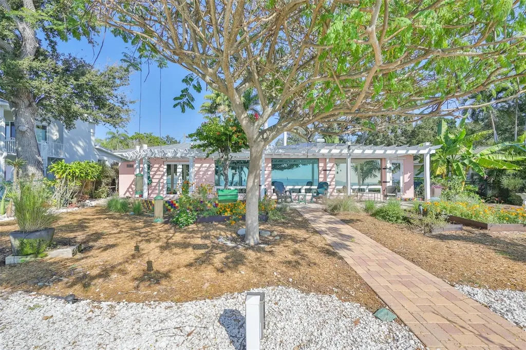 2158 Blossom Way S St Petersburg FL 33712