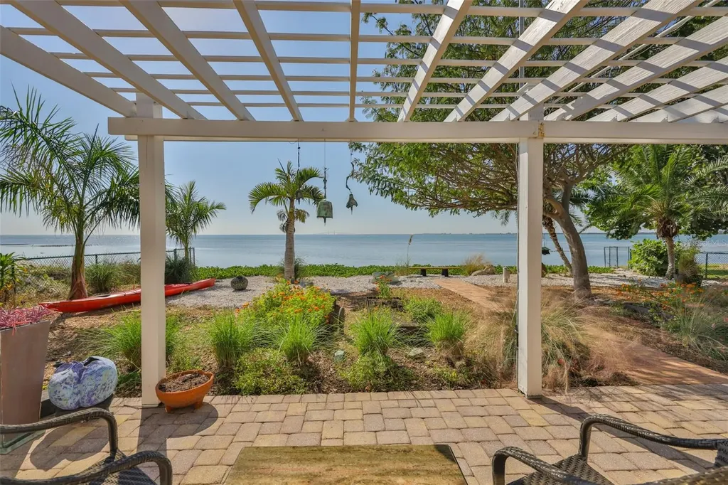 2158 Blossom Way S St Petersburg FL 33712