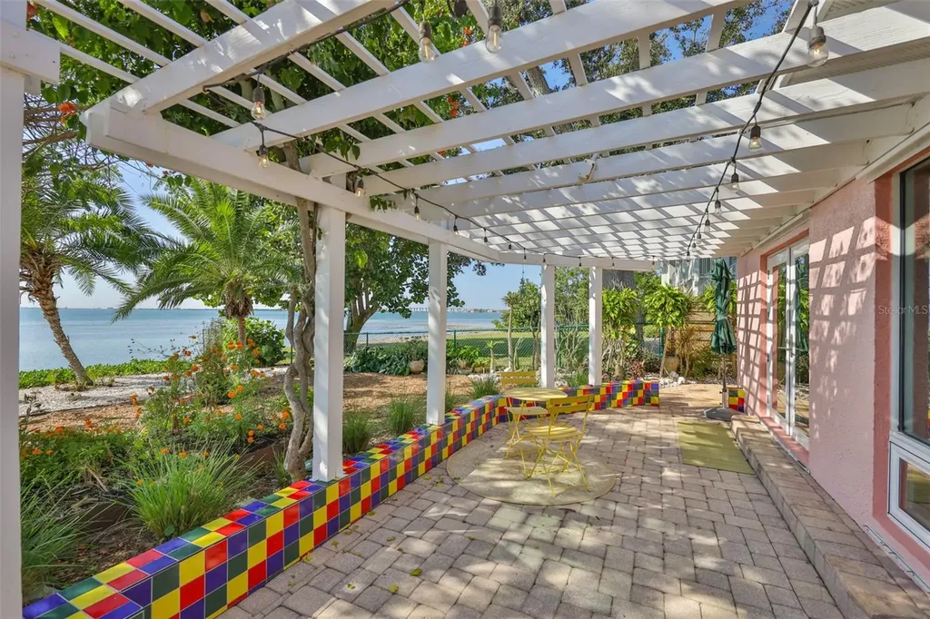 2158 Blossom Way S St Petersburg FL 33712