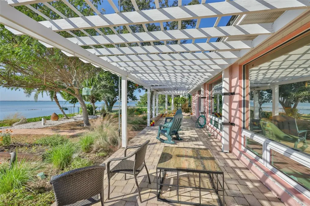2158 Blossom Way S St Petersburg FL 33712