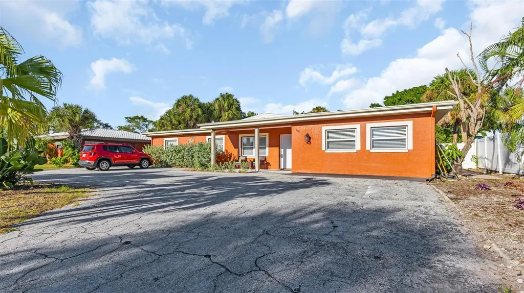 7063 S Shore Drive S St Petersburg FL 33707