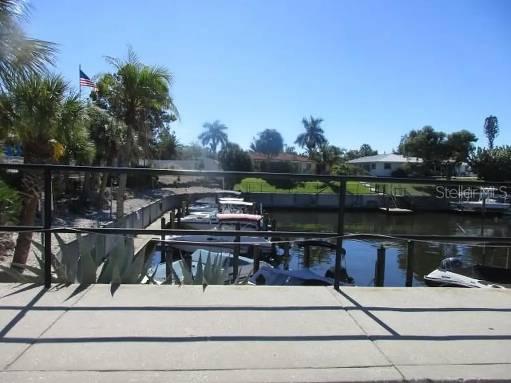 5571 Riverbluff Circle Sarasota FL 34231