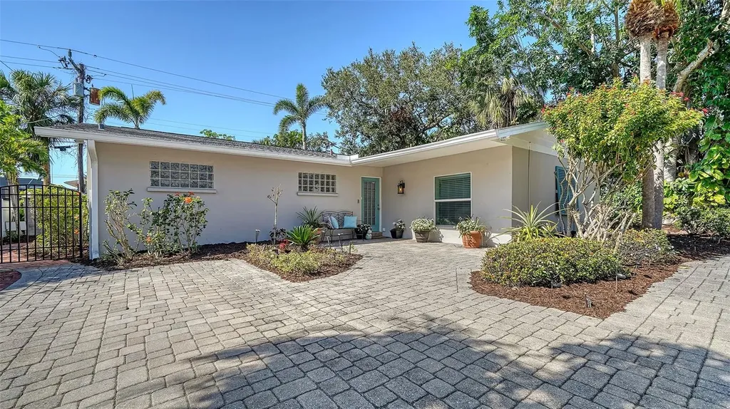 3530 Flores Avenue Sarasota FL 34239