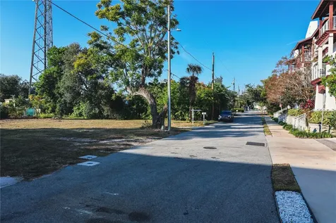 952/958 Howard Avenue Dunedin FL 34698
