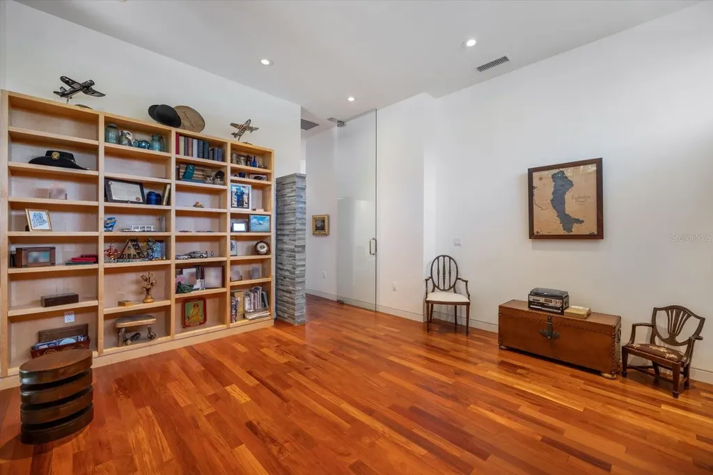 1739 Cherokee Drive Sarasota FL 34239