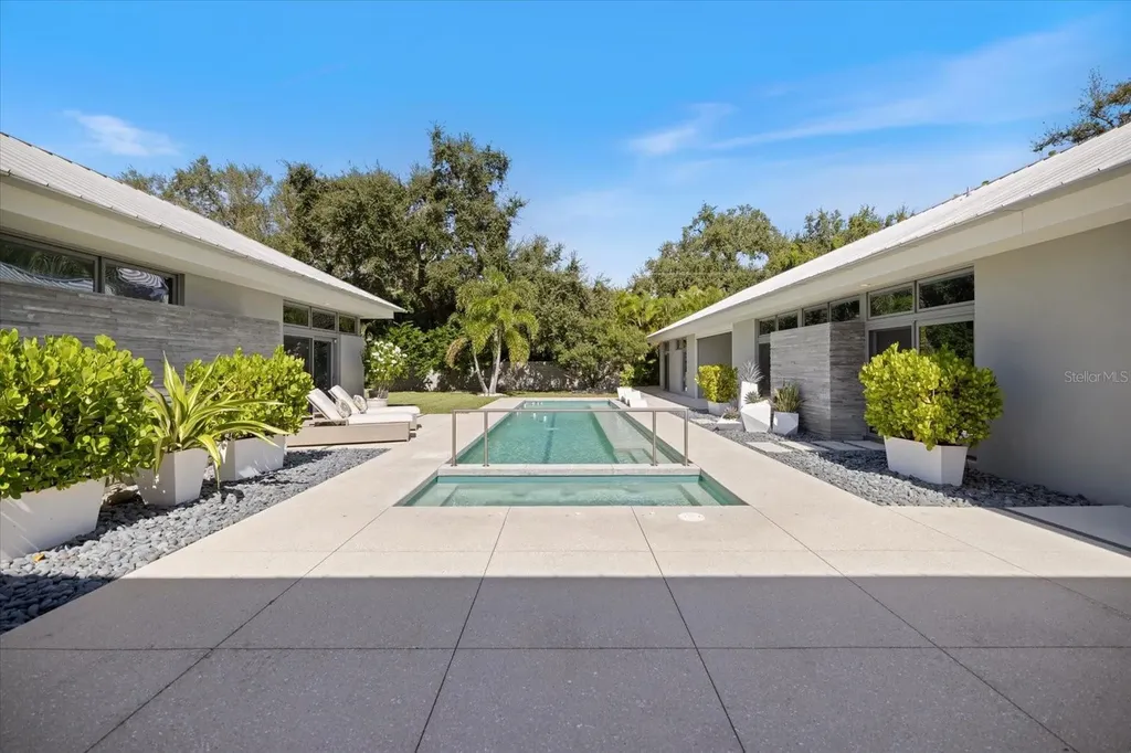 1739 Cherokee Drive Sarasota FL 34239